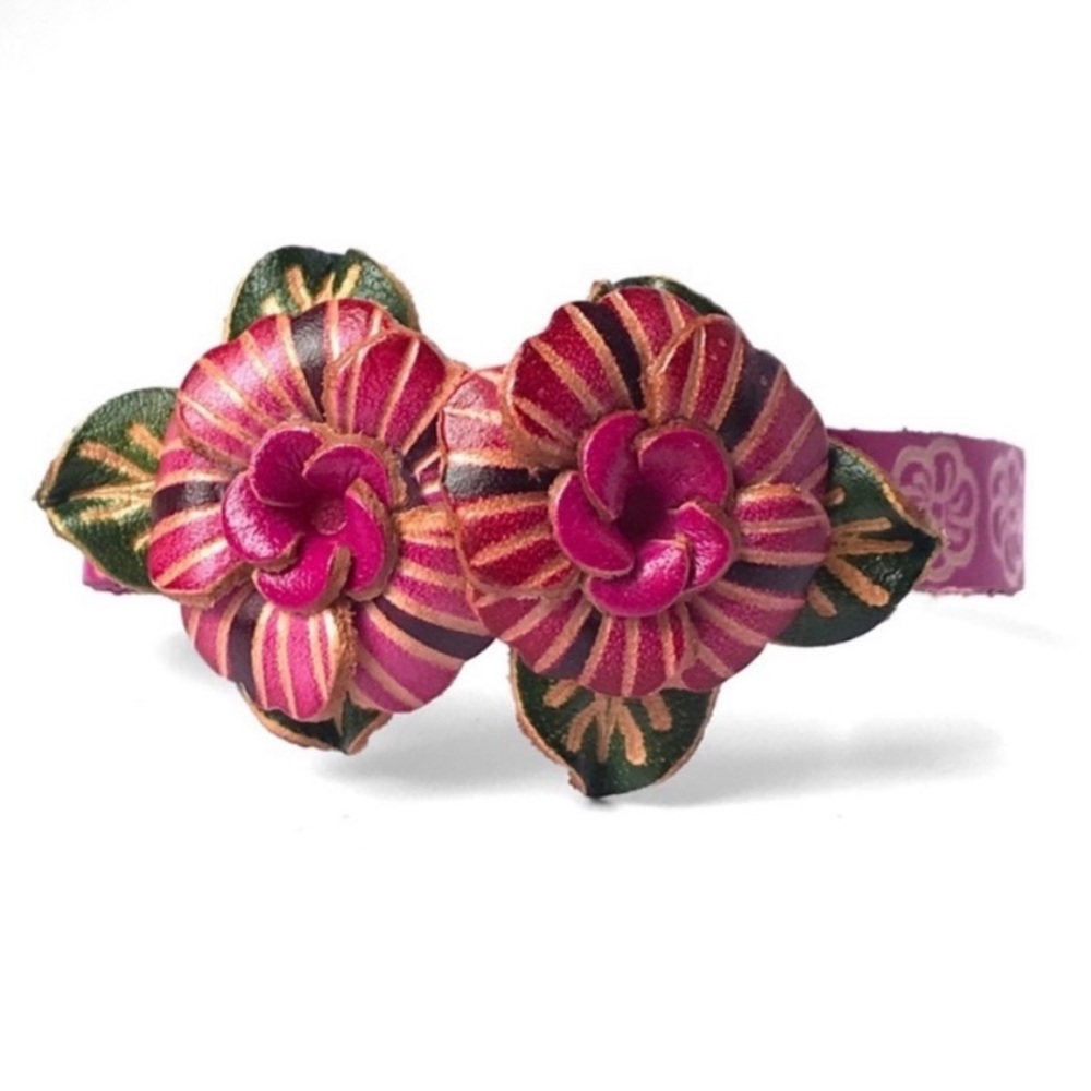 NWT! Genuine Leather
Handmade Handcrafted
Flower Snap Bracelet